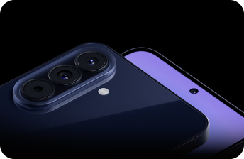 Nahaufnahme der rückseitigen Triple-Kamera des Galaxy A57 5G in Dunkelblau sowie der Frontkamera.