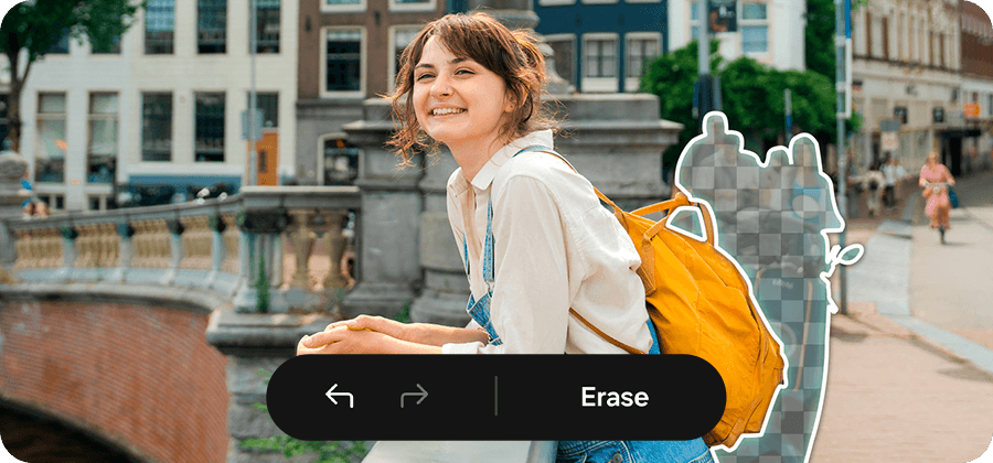 Junge Frau lehnt an einer Brücke über einem Fluss in der Stadt; der Hintergrund zeigt Objekte, die mit Object Eraser entfernt werden sollen.