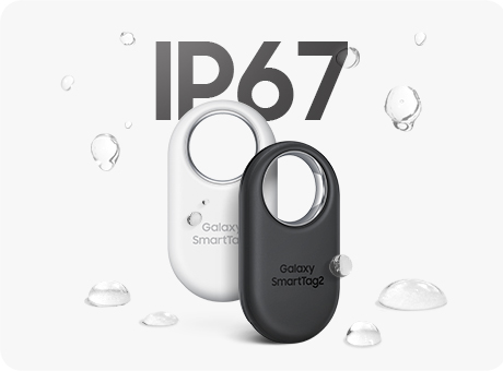 Zwei Samsung Galaxy SmartTag2-Tracker in Schwarz und Weiß auf grauem Hintergrund, umgeben von Wassertropfen. Im Hintergrund das IP67-Zertifikat für Wasser- und Staubschutz.