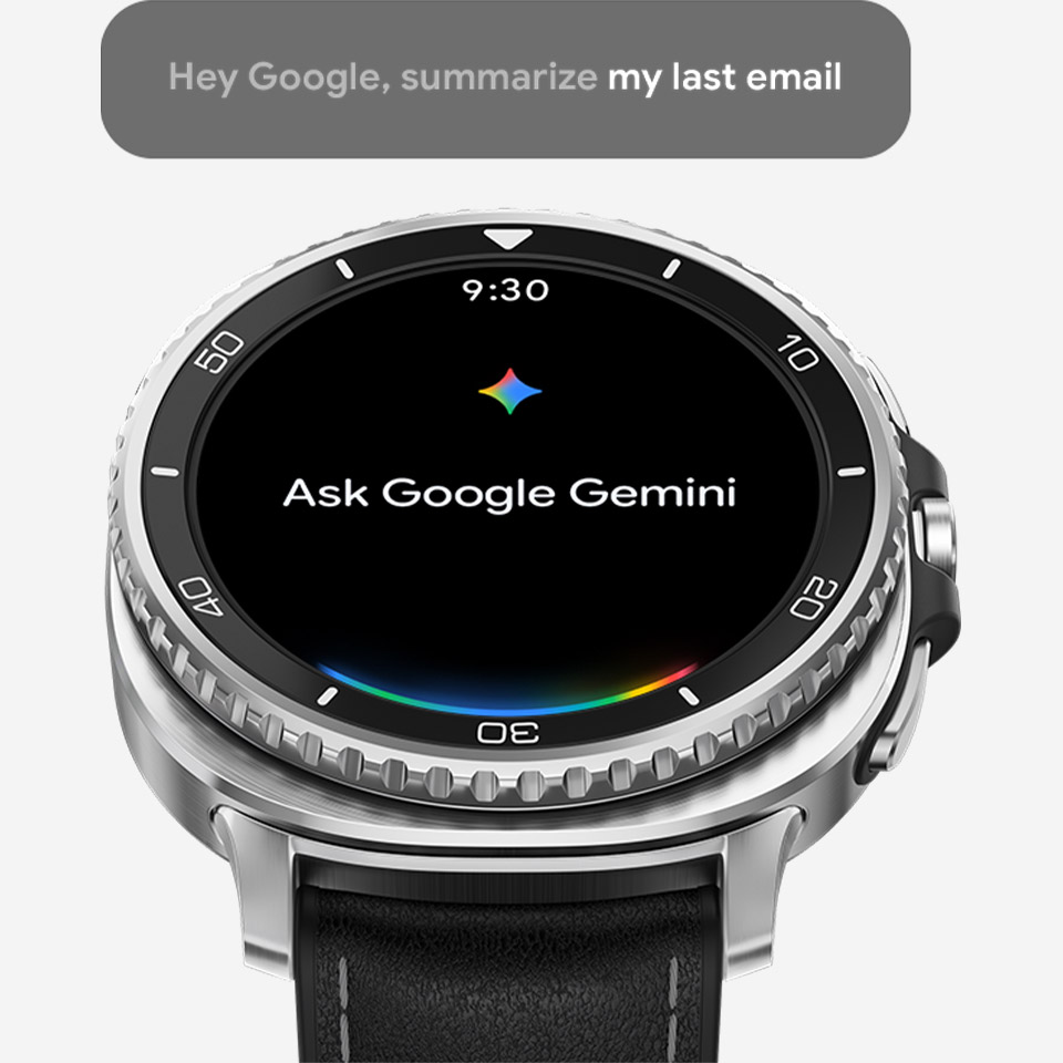 Leicht geneigte Galaxy Watch8 Classic mit der Uhrzeit 9:30 und dem Text „Frag Google Gemini“ auf dem Display. Über dem Gerät befindet sich ein Textfeld, das anzeigt, dass der Nutzer die Google-Gemini-Funktion auf der Galaxy Watch8 Classic verwendet. Das Textfeld enthält den Satz „Hey Google, fass meine letzte E-Mail zusammen“. Google-Gemini-Logo.
