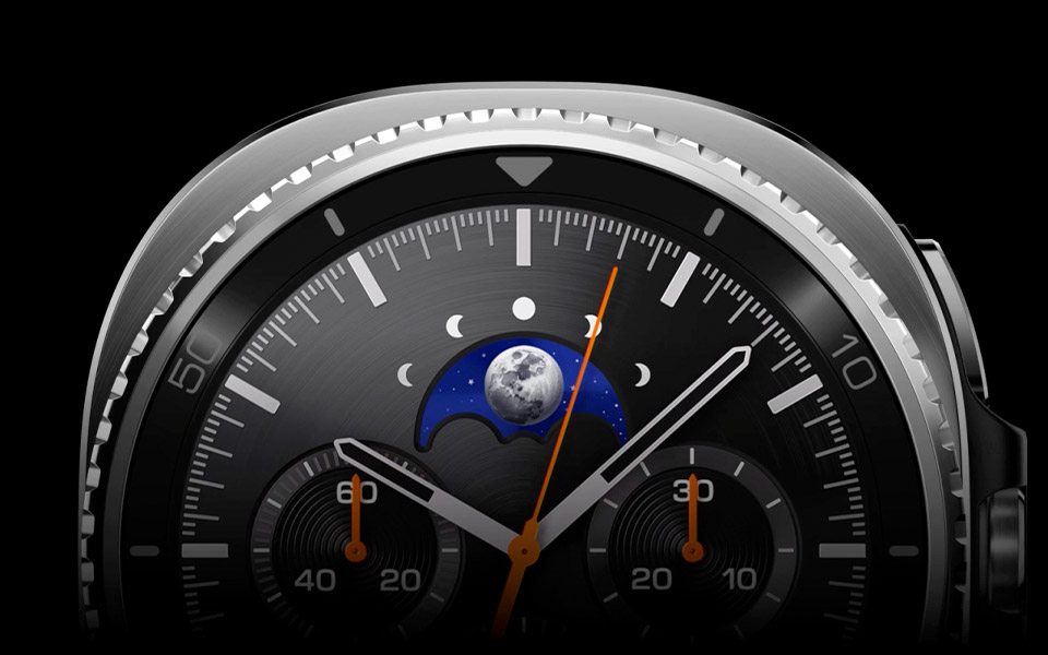 Nahaufnahme der Galaxy Watch8 Classic mit Fokus auf die drehbare Lünette.