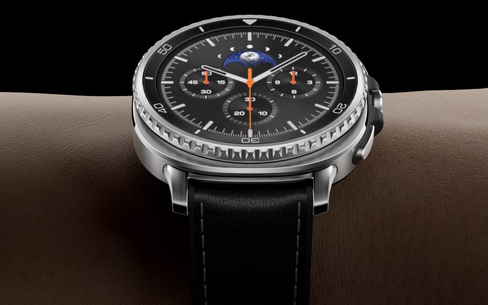 Das Zifferblatt der Galaxy Watch8 Classic im Nachtmodus zeigt deutlich, dass das Display auch bei Dunkelheit gut sichtbar ist. Der Rest des Geräts erscheint, und das Armband rastet ein, um das verbesserte Dynamic-Lug-System hervorzuheben. Das Zifferblatt wechselt in den normalen Modus. Ein Handgelenk erscheint, an dem die Galaxy Watch8 Classic befestigt ist. Das Handgelenk wird gedreht, um die verbesserte Passform durch das Dynamic-Lug-System zu demonstrieren.