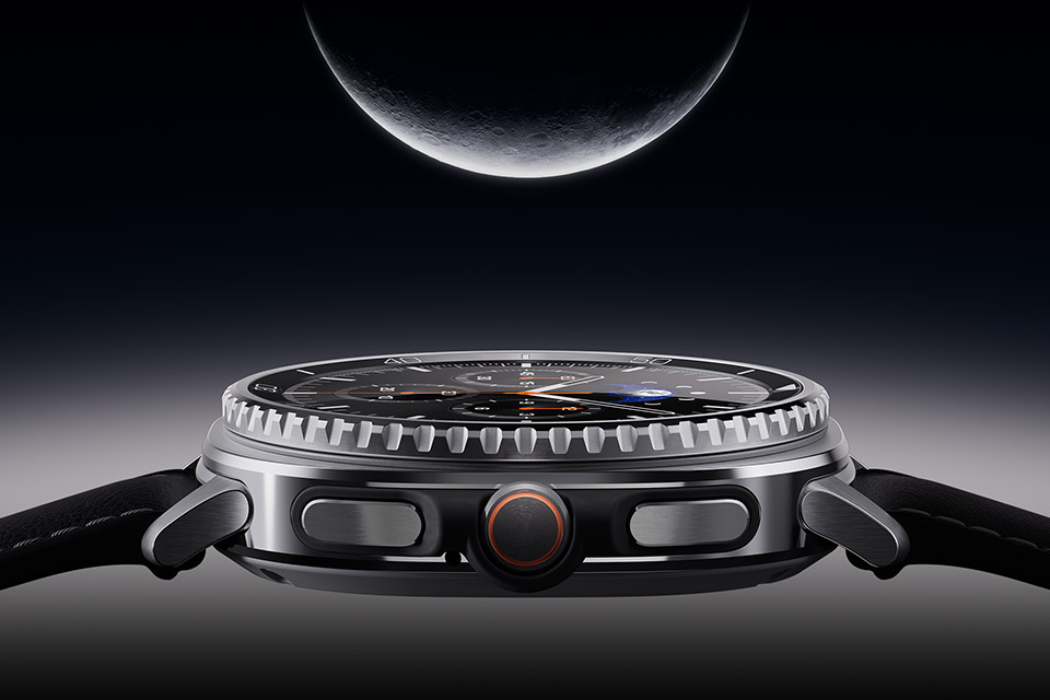 Die Galaxy Watch8 Classic ist nach oben gerichtet und leuchtet sanft, mit dem Mond über ihr.