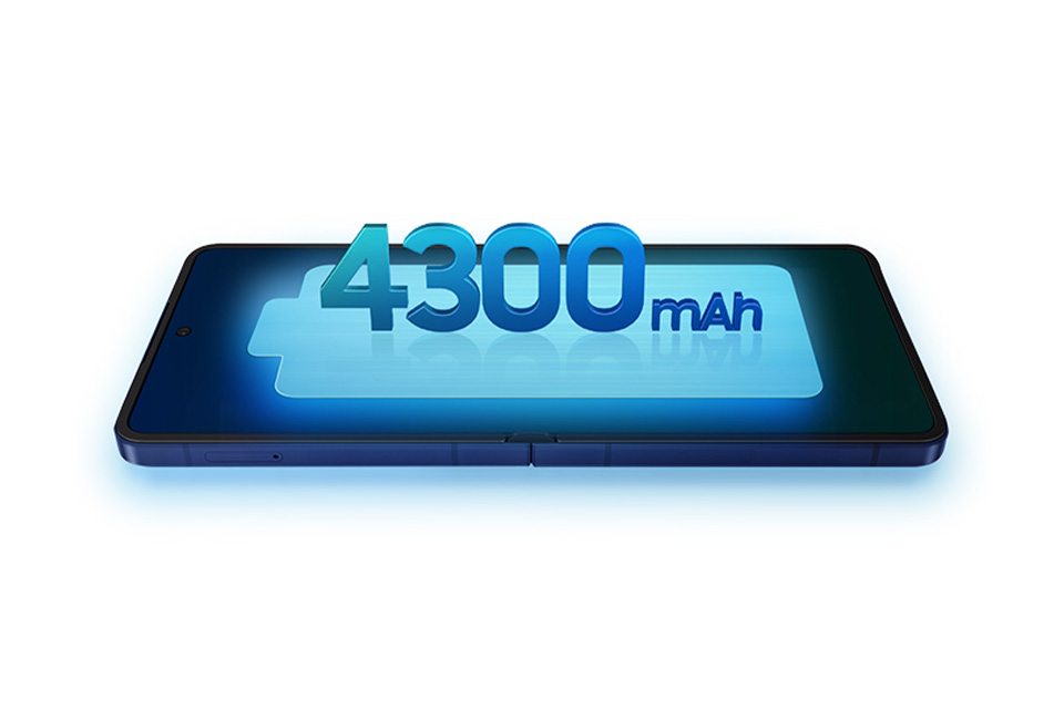 Das Galaxy Z Flip7 wird aufgeklappt dargestellt, mit einem Batteriesymbol oben auf dem Bildschirm. Die Akkukapazität beträgt 4300 Milliamperestunden.