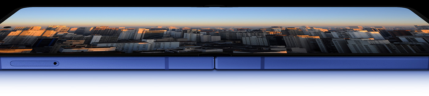 Auf dem Hauptbildschirm ist das Galaxy Z Flip7 in horizontal aufgeklapptem Zustand zu sehen. Die Farben werden durch die Vision Booster-Funktion verstärkt.