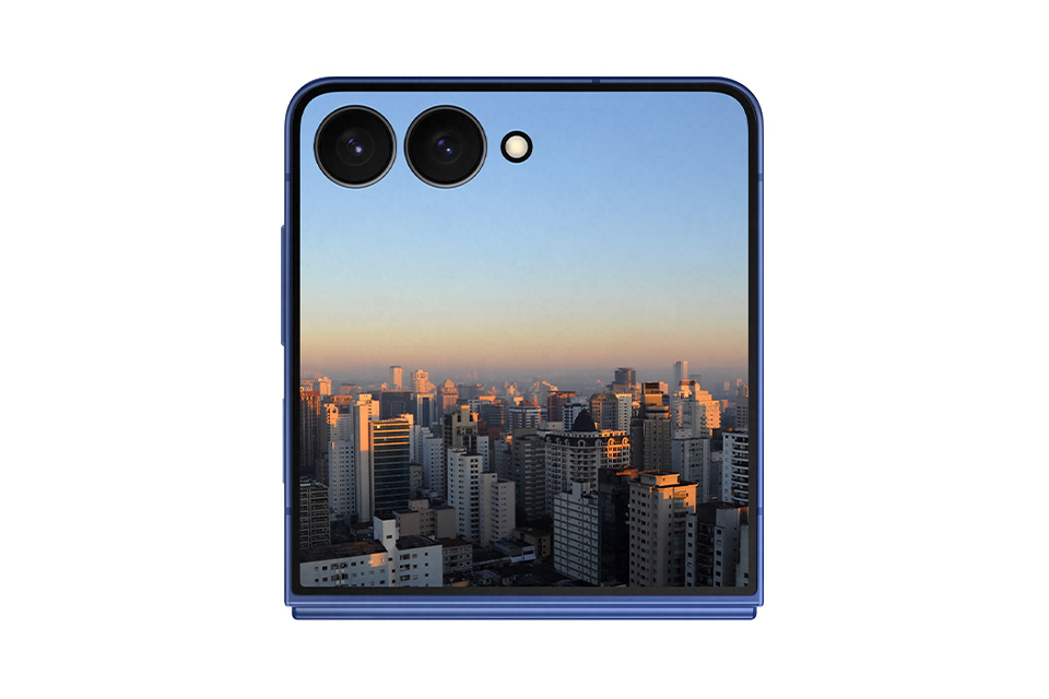 Das helle Display des Galaxy Z Flip7 wird von Vision Booster angetrieben, der die Sichtbarkeit des Bildschirms verbessert.