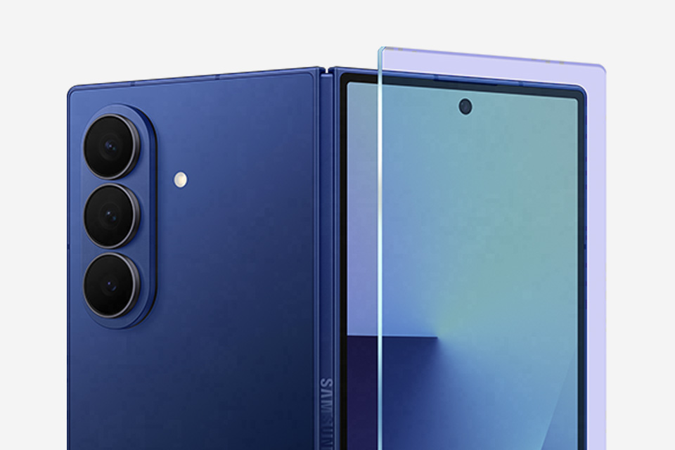 Das Galaxy Z Fold7 ist nahezu vollständig aufgefaltet von hinten zu sehen. Über dem Außendisplay schwebt eine Schicht Schutzglas.