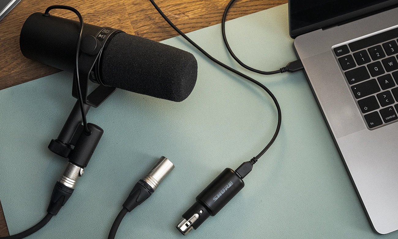 Einkanaliger Shure MVX2U XLR-USB-Interface mit Kopfhörerausgang - Lifestyle-Grafik