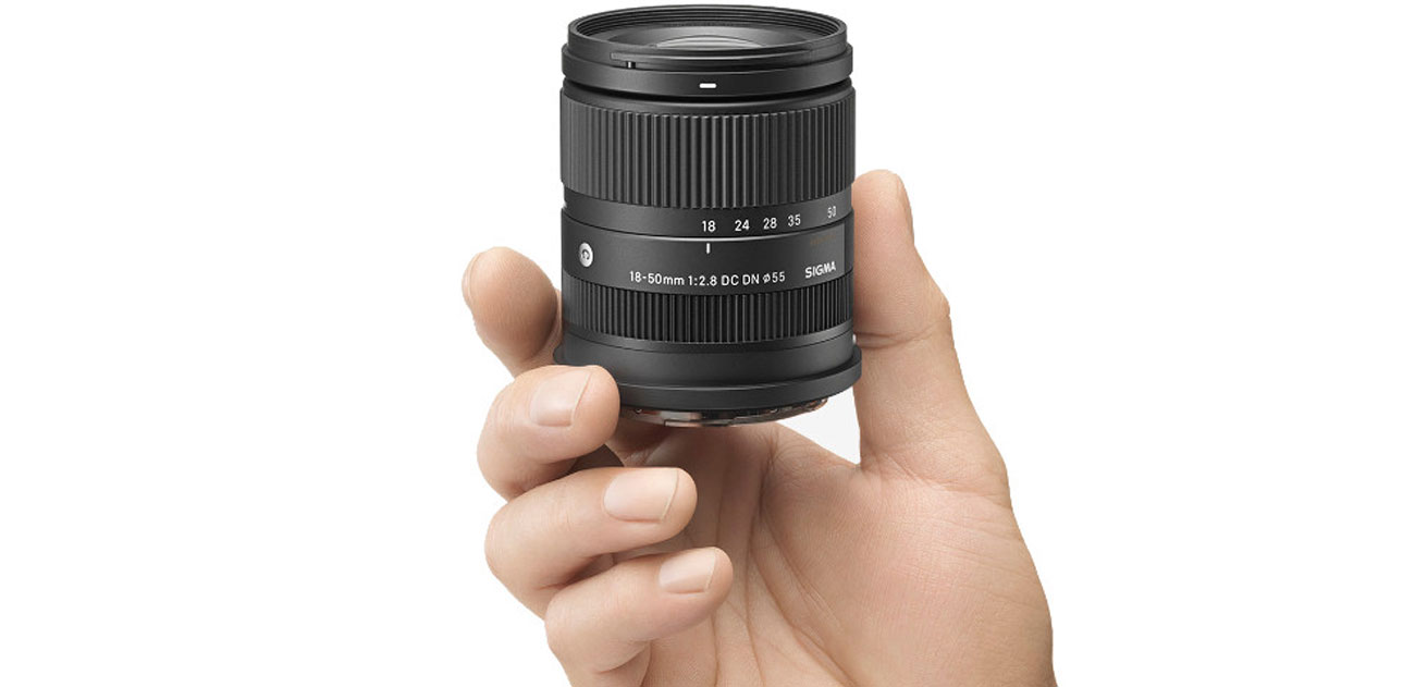 Zoomobjektiv Sigma C 18-50mm f2.8 DC DN Sony-E in der Hand gehalten