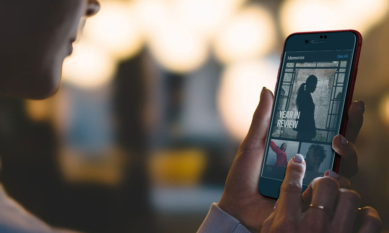 Spigen Glass FC für iPhone 7/8/SE Frau mit Telefon - schränkt die Funktionen des Telefons nicht ein