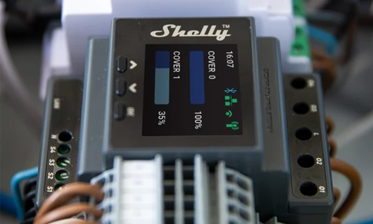 Doppelt DIN-Schienensteuergerät Shelly Pro Dual Cover Wi-Fi - Lifestyle-Grafik