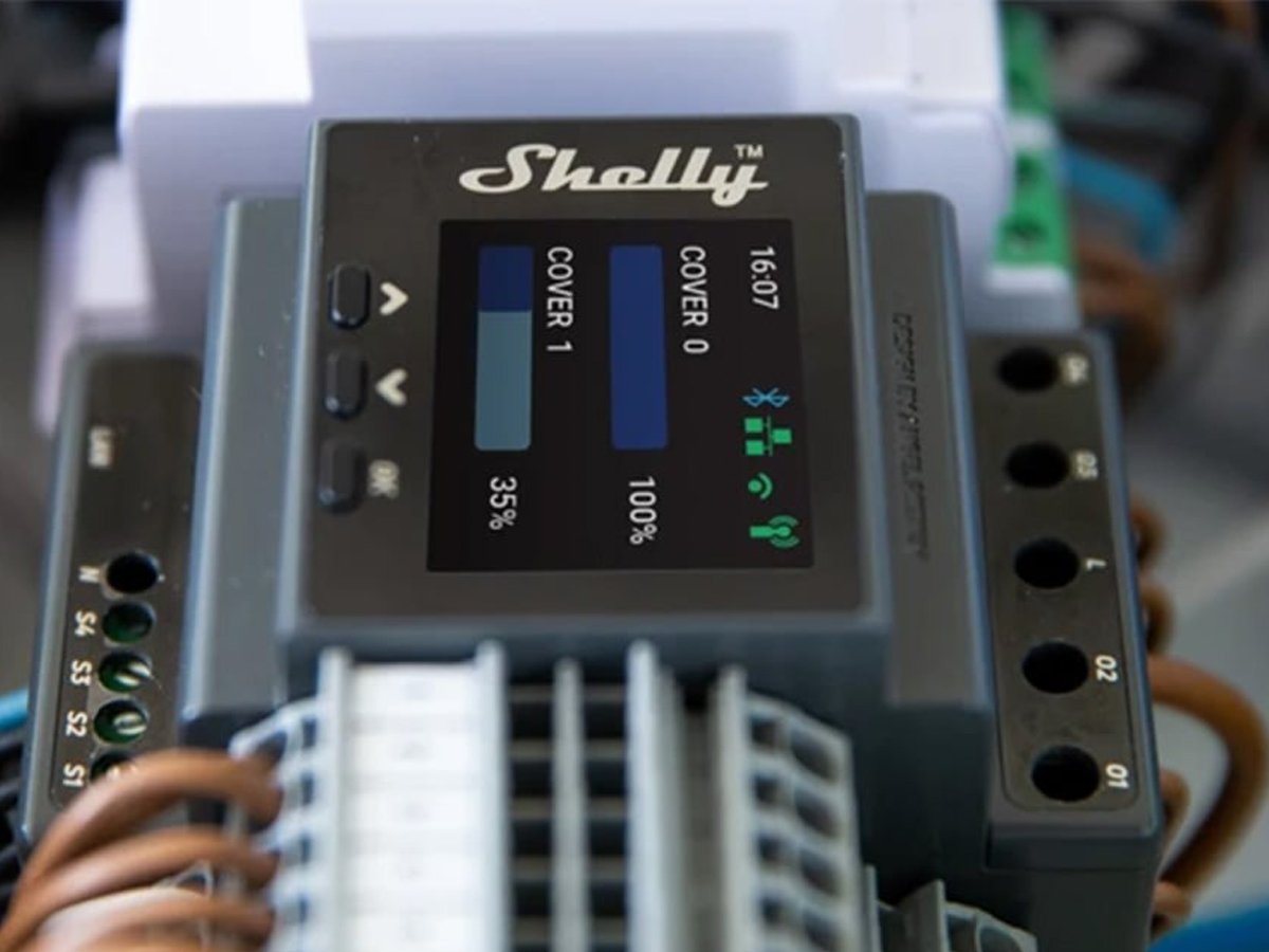 Doppelt DIN-Schienensteuergerät Shelly Pro Dual Cover Wi-Fi - Lifestyle-Grafik