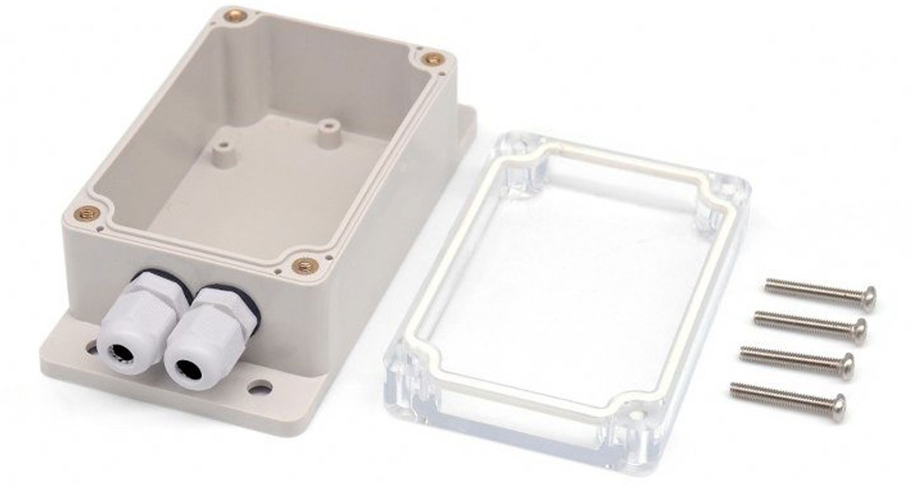 Wasserdichtes Gehäuse Sonoff IP66 - Vorderansicht im Winkel mit Zubehör