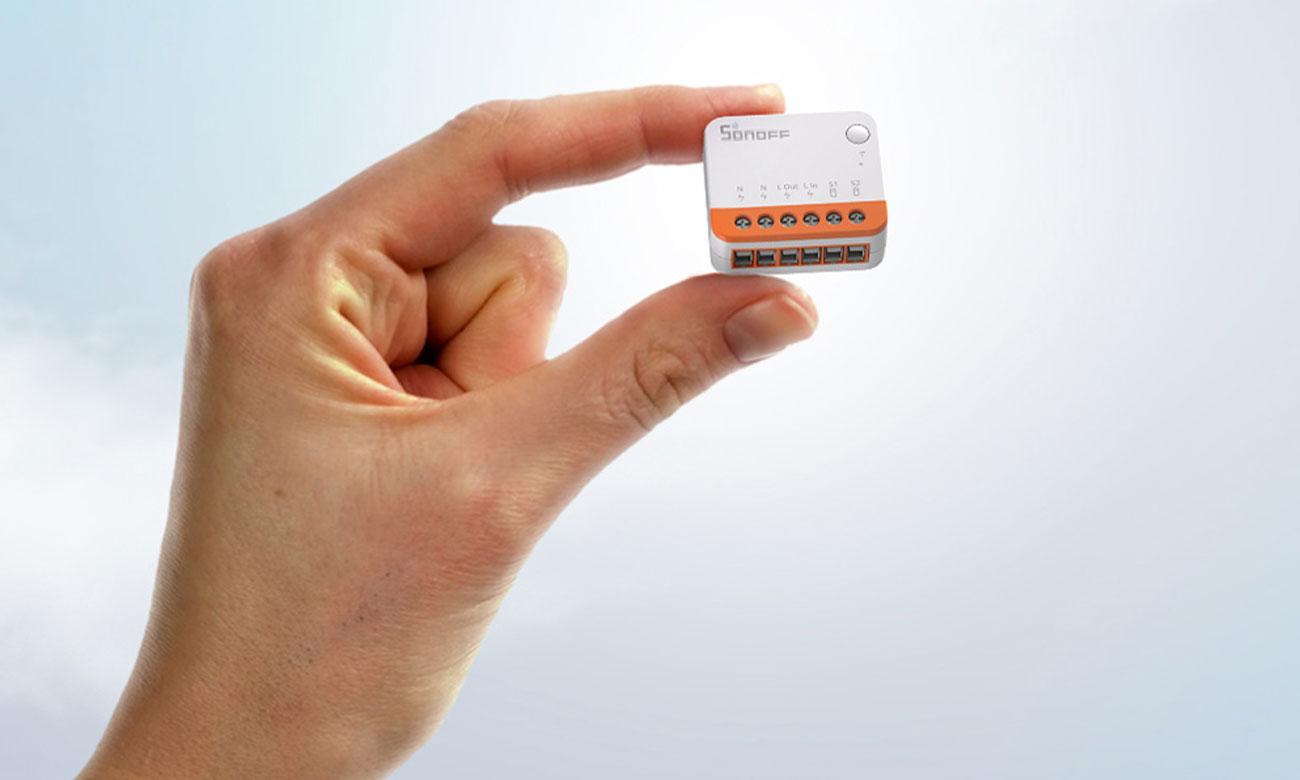 Sonoff Smart Switch MINIR4 in der Hand gehalten