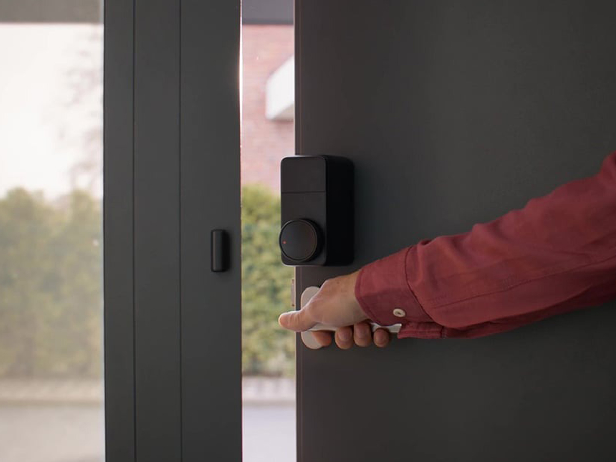 Intelligentes Türschloss SwitchBot Lock Pro - Lifestyle-Grafik
