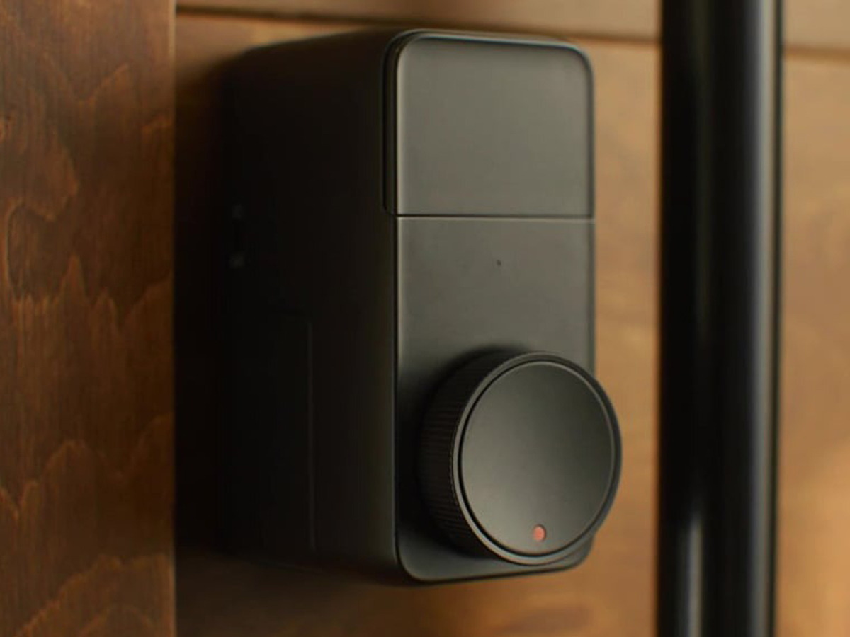 Intelligentes Türschloss SwitchBot Lock Pro - Lifestyle-Grafik