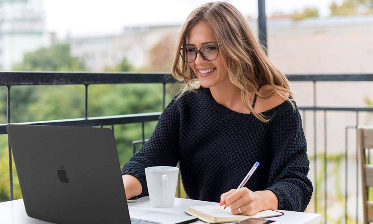 Kobieta korzysta z MacBook Pro 14'', który jest w etui SmartShell 