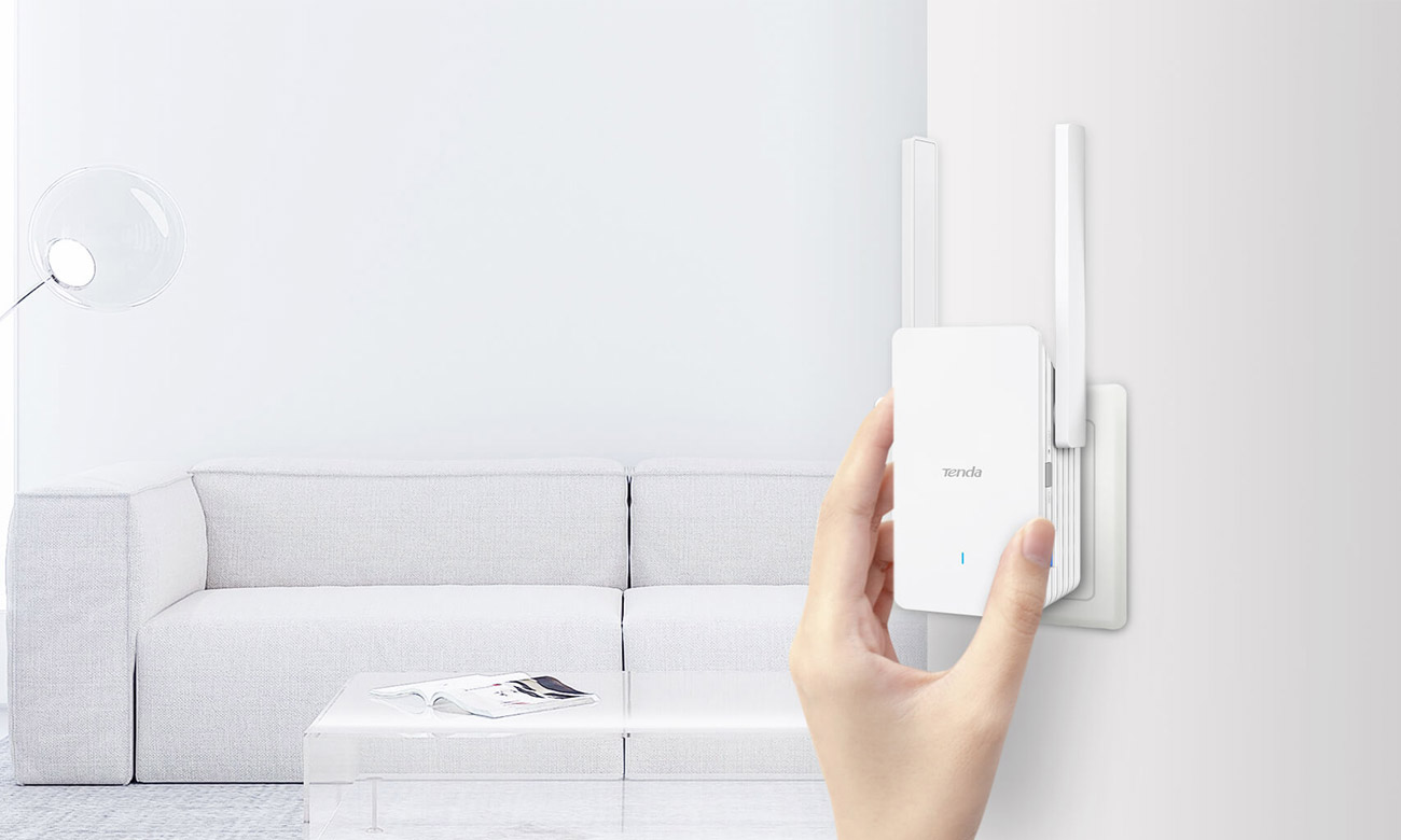Access Point Tenda A33 zamontowany w gniazdku na ścianie