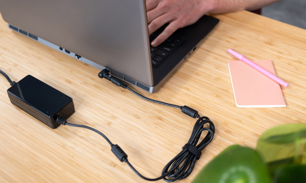 Universelles Netzteil Trust Primo mit Laptop