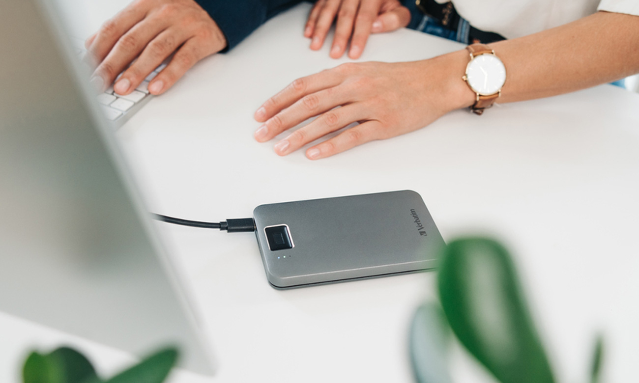 Externe HDD Verbatim Executive Fingerprint Secure Space Grey - Vorderansicht in einem Winkel