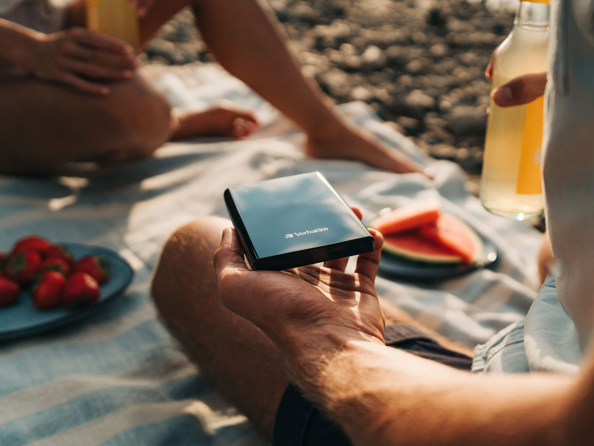 Dysk zewnętrzny SSD Verbatim Store 'n' Go Slim Portable - Grafika lifestyle