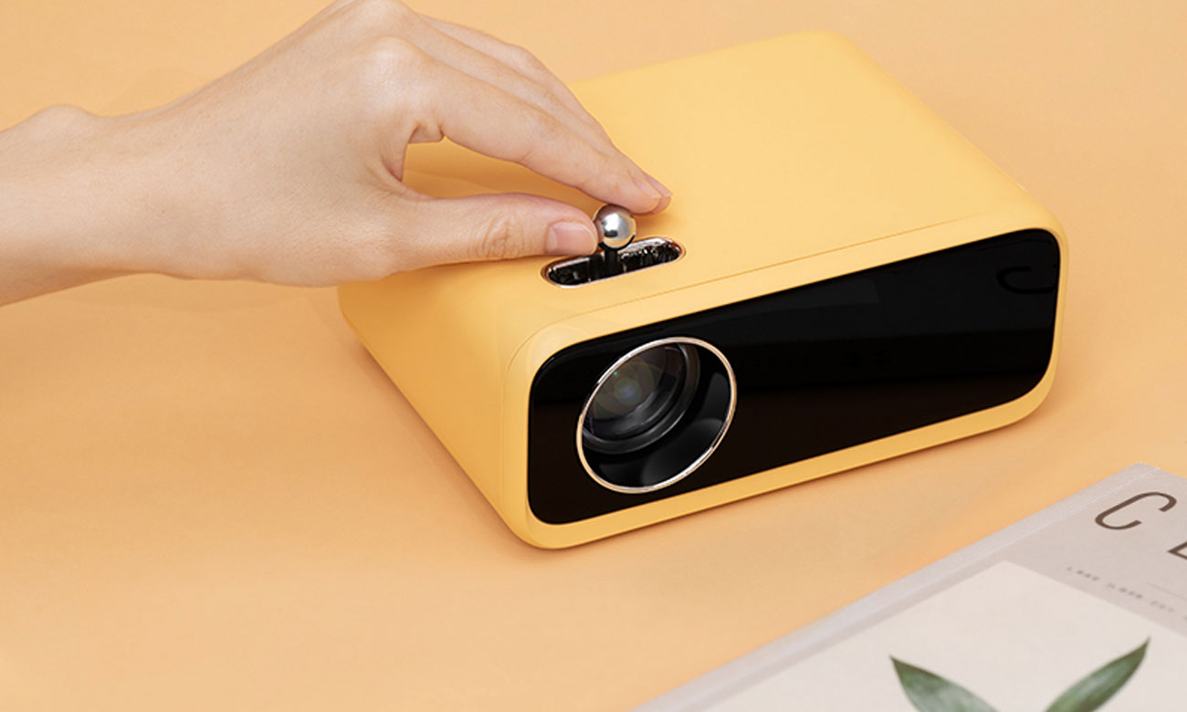 Kobieta reguluje ostrość na projektorze WANBO Mini XS01