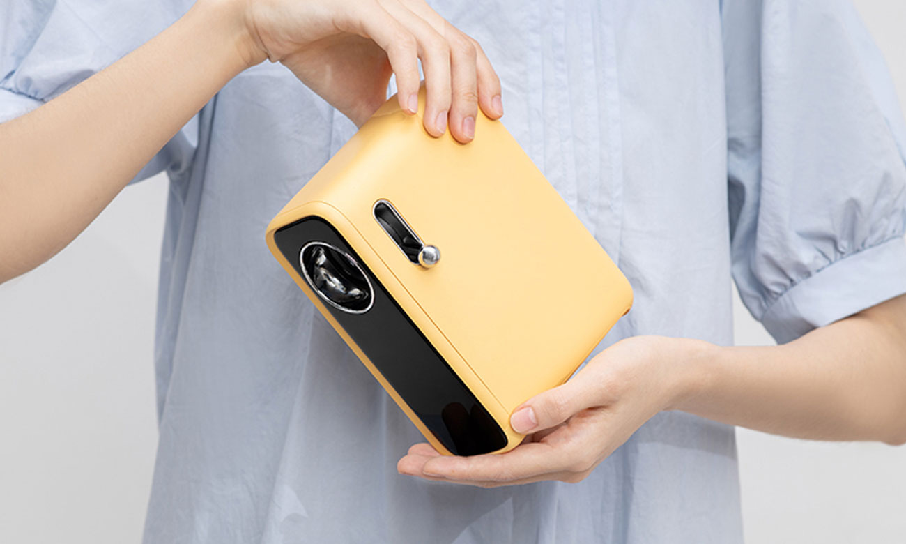 WANBO Mini XS01 widok z przodu, trzymany w dłoniach