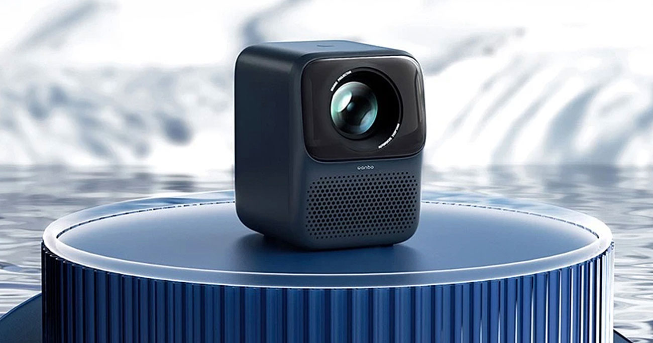 Projektor WANBO T2 Max BLUE auf dem Tisch platziert