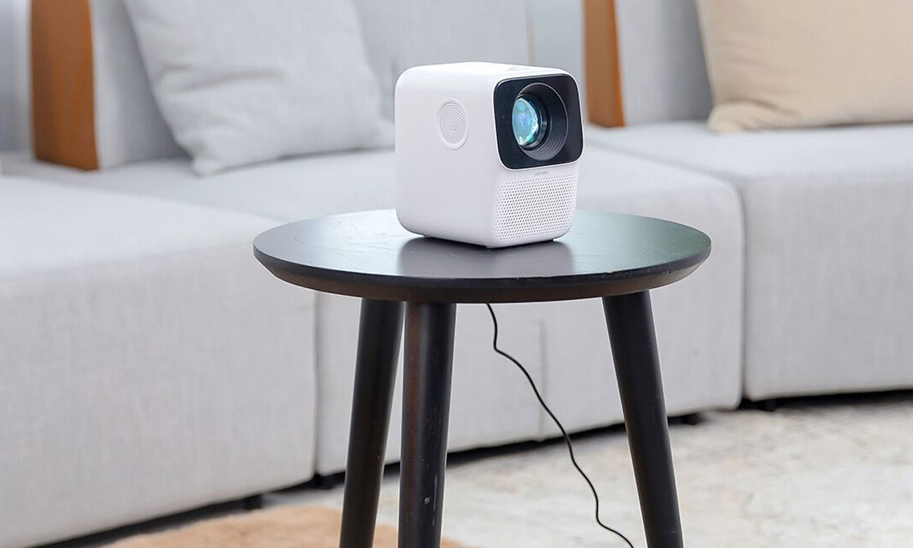 Projektor WANBO T2M auf einem Tisch platziert