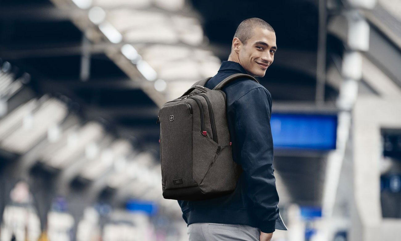 Plecak Wenger MX Professional na plecach