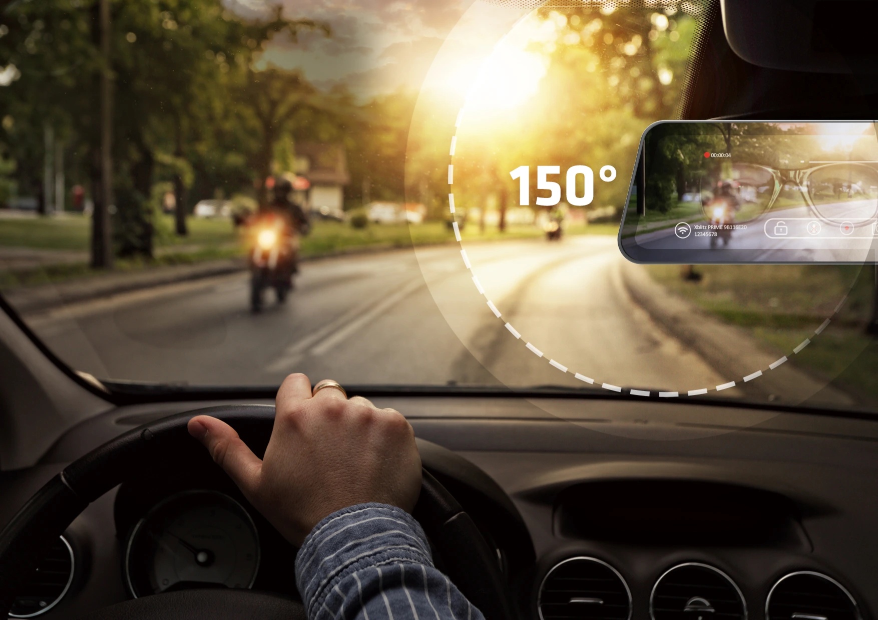 Ręka trzymająca kierownice samochodu.