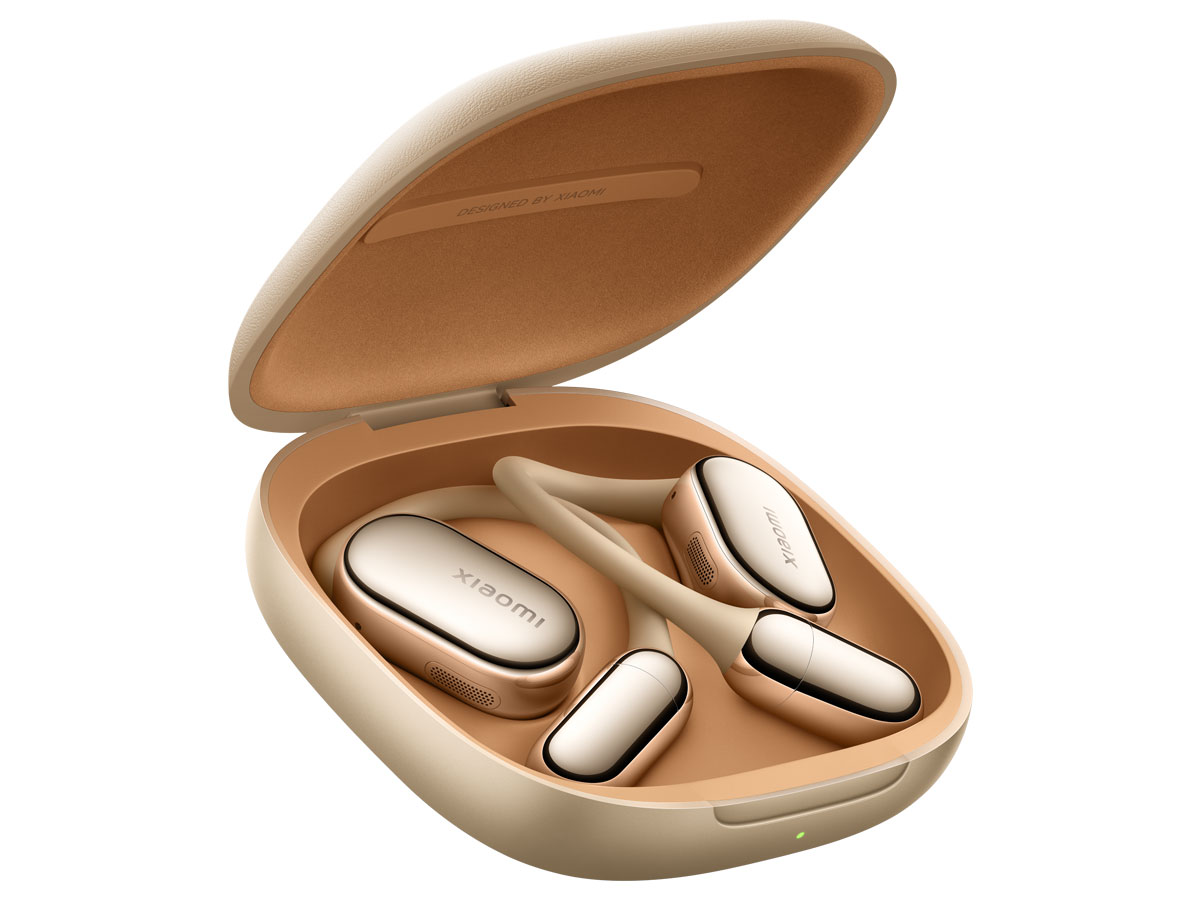 Drahtlose Xiaomi OpenWear Stereo Pro Sand Gold Kopfhörer - Frontansicht im Winkel mit offenem Ladeetui