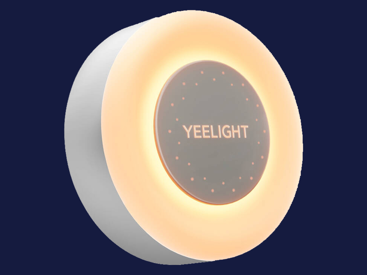 Lampe Nacht mit Dämmerungssensor Yeelight Sensor NightLight Lite - Ansicht von vorne im Winkel, Grafik mit Hintergrund