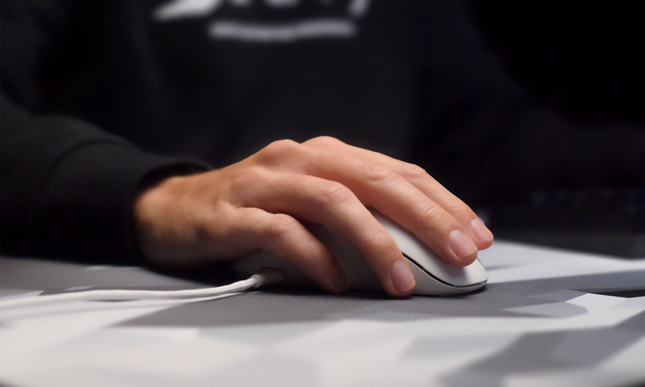 Mann benutzt die Xtrfy M8 Wireless Maus